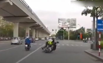 Thanh niên chạy xe máy tông thẳng vào cảnh sát khi định 