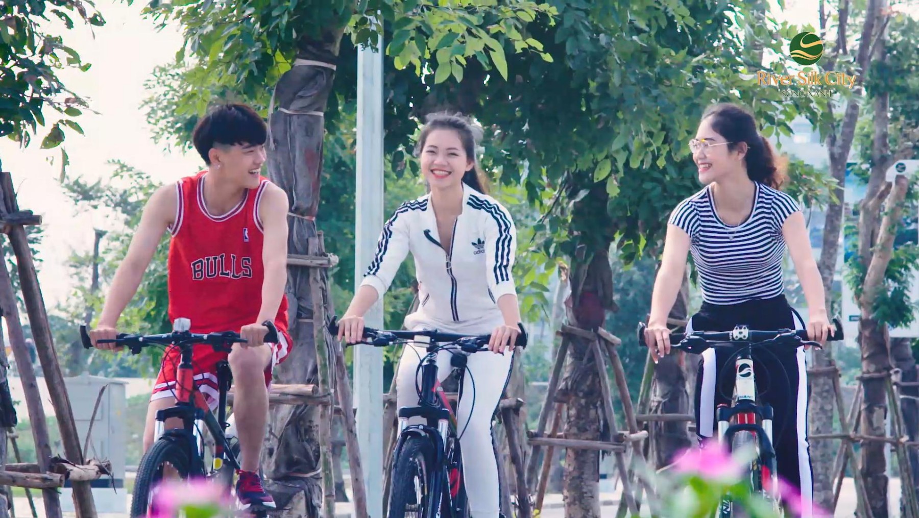 Tại River Silk City &ndash; S&ocirc;ng Xanh, thi&ecirc;n nhi&ecirc;n trong l&agrave;nh, sắc xanh tr&agrave;n ngập c&ugrave;ng mọi tiện &iacute;ch đ&atilde; ho&agrave;n thiện gi&uacute;p cư d&acirc;n tận hưởng cuộc sống, n&acirc;ng cao sức khỏe