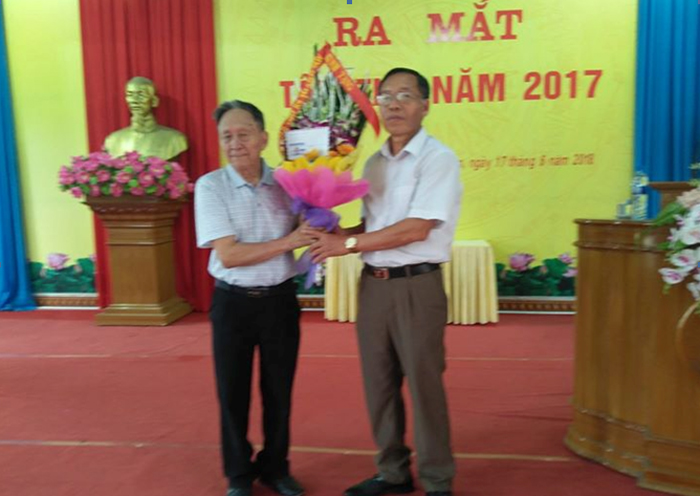 Cụ Nguyễn Xu&acirc;n Ph&aacute;n nhận hoa ch&uacute;c mừng.
