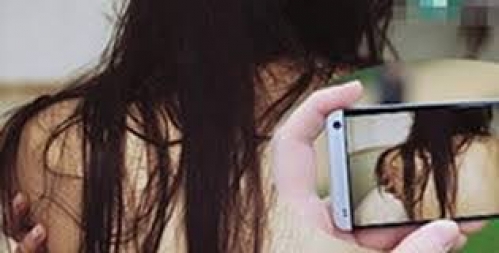 Dọa tung clip "nóng" để tống tiền giáo viên 