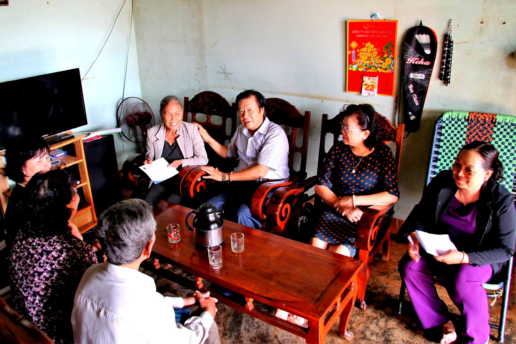 Ph&oacute; Chủ tịch Thường trực Đ&agrave;m Hữu Đắc tặng qu&agrave; NCT c&oacute; ho&agrave;n cảnh kh&oacute; khăn tỉnh Đắk Lắk