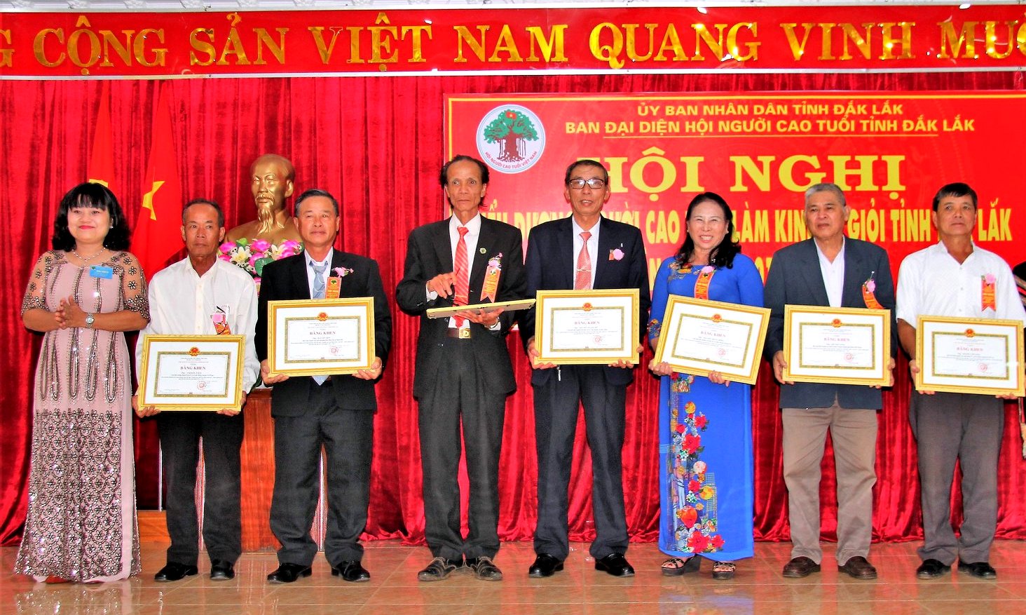 L&atilde;nh đạo tỉnh Đắk Lắk khen thưởng NCT l&agrave;m kinh tế giỏi