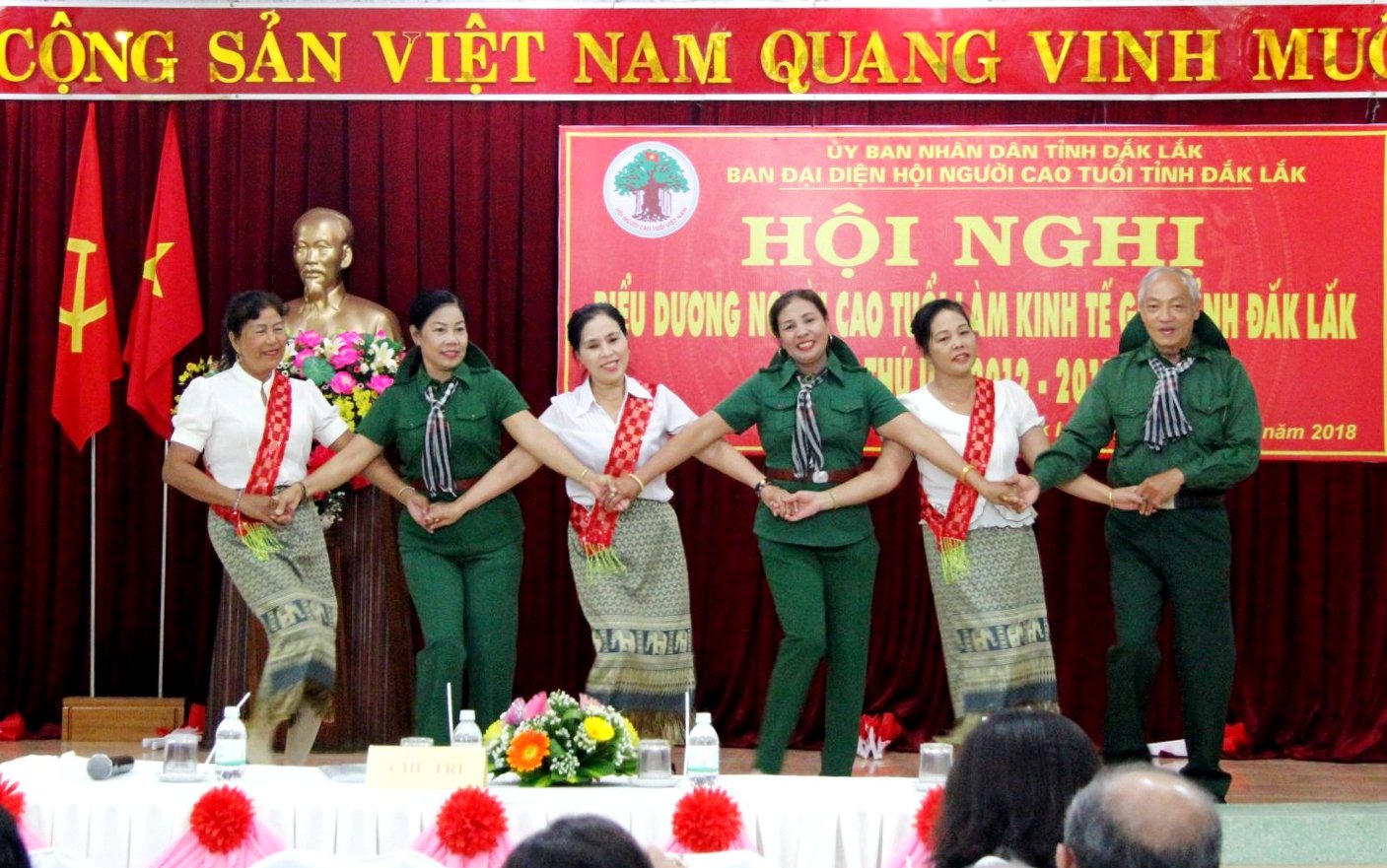 Tiết mục văn nghệ của NCT tỉnh Đắk Lắk