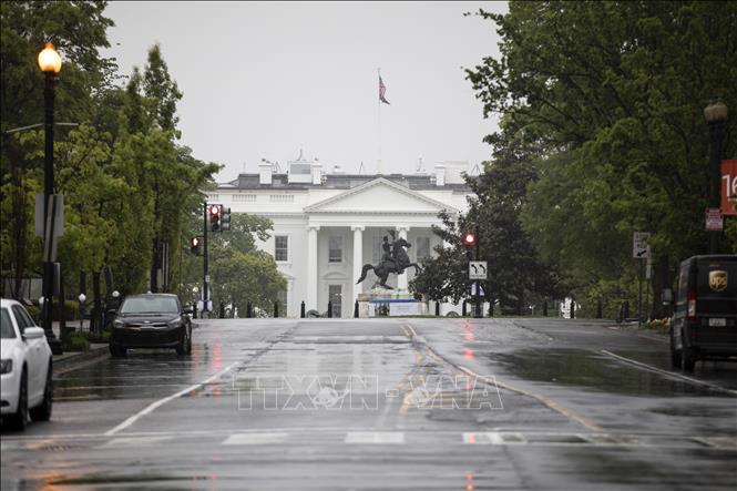 Một tuyến phố vắng người qua lại do dịch COVID-19 tại Washington, DC, Mỹ ng&agrave;y 23/4. Ảnh: THX/TTXVN