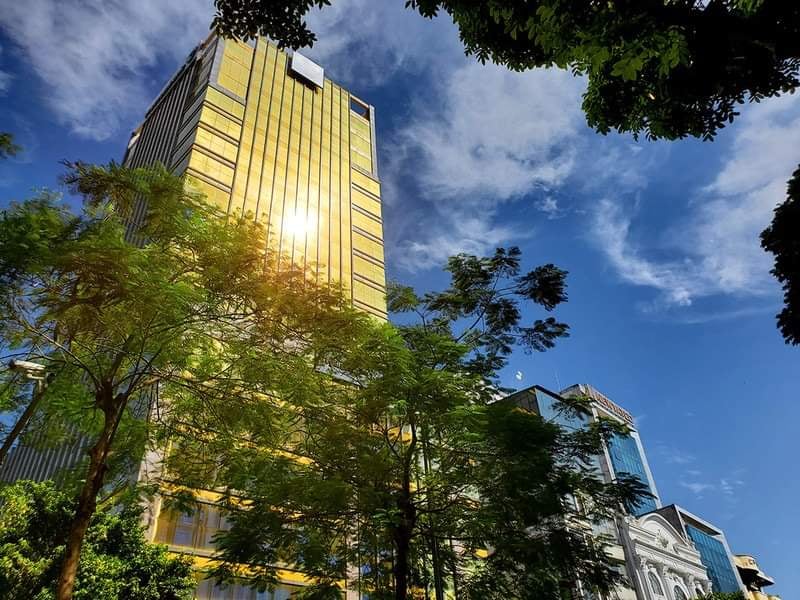 &Aacute;nh s&aacute;ng ch&oacute;i chang g&acirc;y l&oacute;a mắt ph&aacute;t ra từ t&ograve;a nh&agrave; Vietcombank. Ảnh: NQ