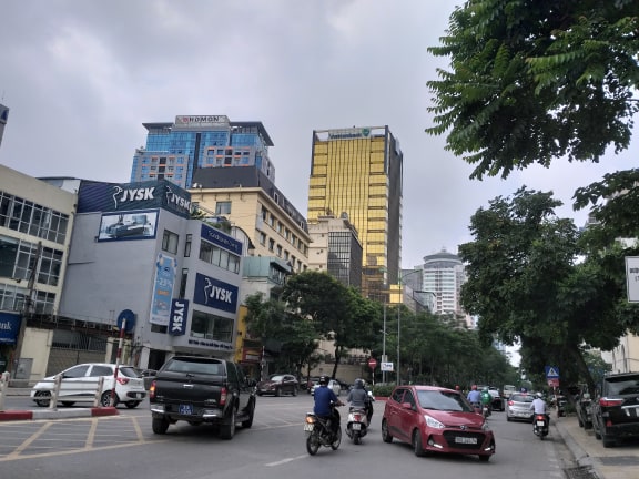 V&agrave;o những ng&agrave;y nắng n&oacute;ng, &aacute;ng s&aacute;ng ch&oacute;i chang ph&aacute;t ra ảnh hưởng rất lớn đến người tham gia giao th&ocirc;ng tr&ecirc;n phố L&aacute;ng Hạ