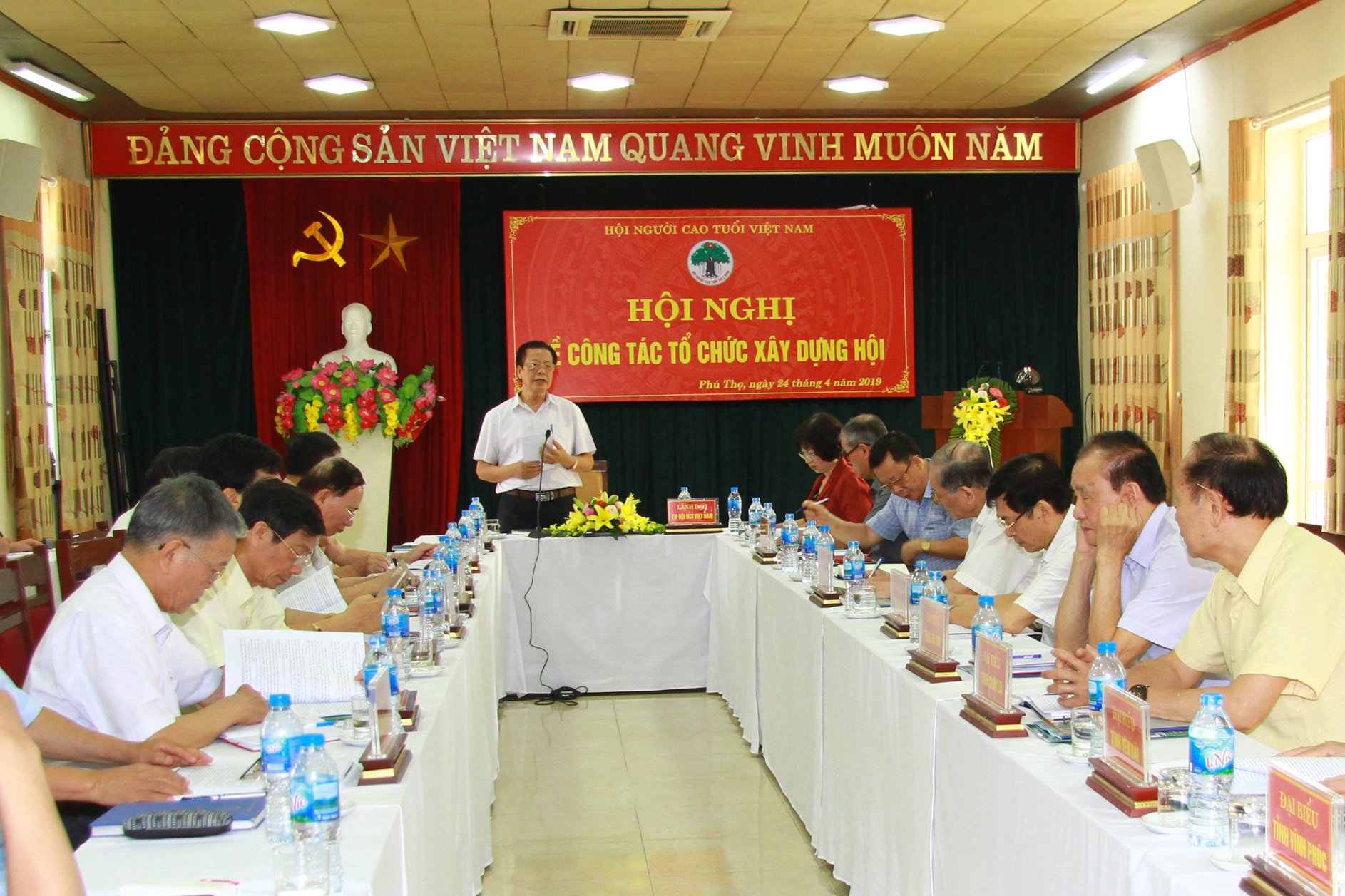 Ph&oacute; Chủ tịch Thường trực Đ&agrave;m Hữu Đắc chủ tr&igrave; Hội nghị c&ocirc;ng t&aacute;c tổ chức tại tỉnh Ph&uacute; Thọ