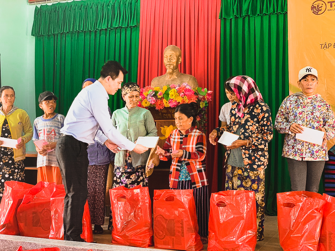 Th&ocirc;ng qua chương tr&igrave;nh &ldquo;Vững tin Việt Nam&rdquo;, Tập đo&agrave;n T&amp;T Group mong muốn đ&oacute;ng g&oacute;p một phần nhỏ b&eacute; để c&ugrave;ng chung tay gi&uacute;p đỡ người ngh&egrave;o, những người dễ tổn thương v&agrave; bị ảnh hưởng nặng nề nhất bởi dịch bệnh