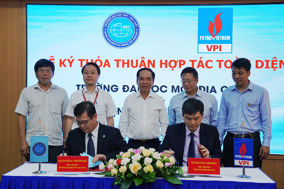 TS. Nguyễn Anh Đức - Viện trưởng VPI v&agrave; GS.TS. Trần Thanh Hải - Hiệu trưởng HUMG k&yacute; kết Thỏa thuận hợp t&aacute;c to&agrave;n diện.