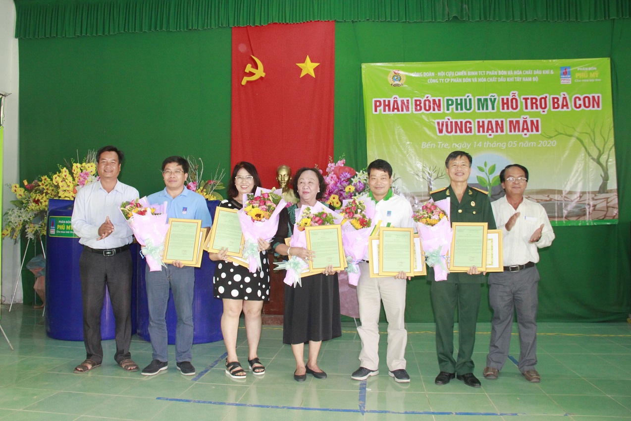 Công đoàn PVFCCo tặng bồn nước cho bà con vùng hạn mặn Bến Tre