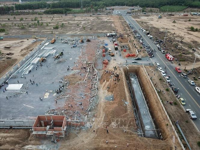 Hiện trường vụ tai nạn sập tường trong KCN Giang Điền. Ảnh: Sỹ Tuy&ecirc;n/TTXVN.