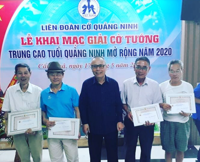 Ban Tổ chức giao giải cho c&aacute;c vận động vi&ecirc;n
