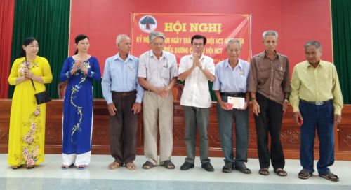 Huyện An Minh, tỉnh Kiên Giang: Trao Kỷ niệm chương cho 11 cán bộ Hội NCT huyên