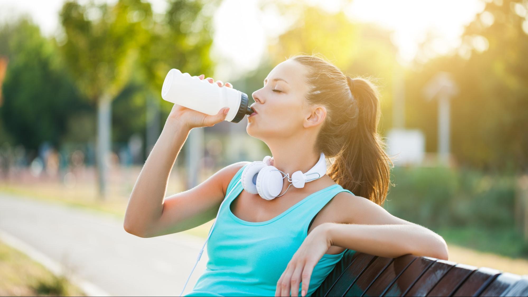 Bổ sung nước đ&uacute;ng c&aacute;ch m&ugrave;a nắng n&oacute;ng, ph&ograve;ng tr&aacute;nh nguy cơ đột quỵ, tai biến mạch m&aacute;u n&atilde;o.