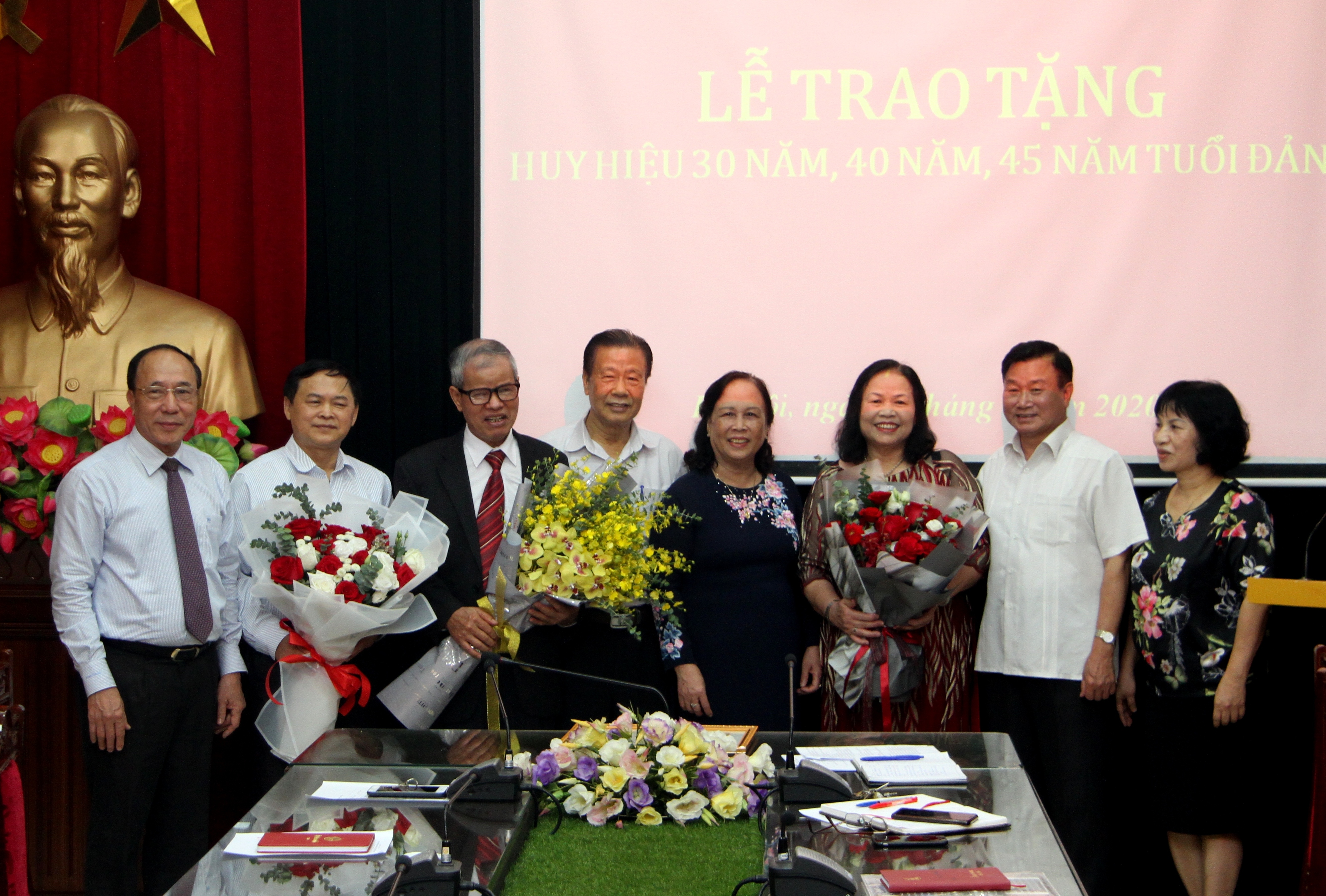 C&aacute;c đảng vi&ecirc;n được nhận Huy hiệu chụp ảnh lưu niệm với l&atilde;nh đạo TƯ Hội