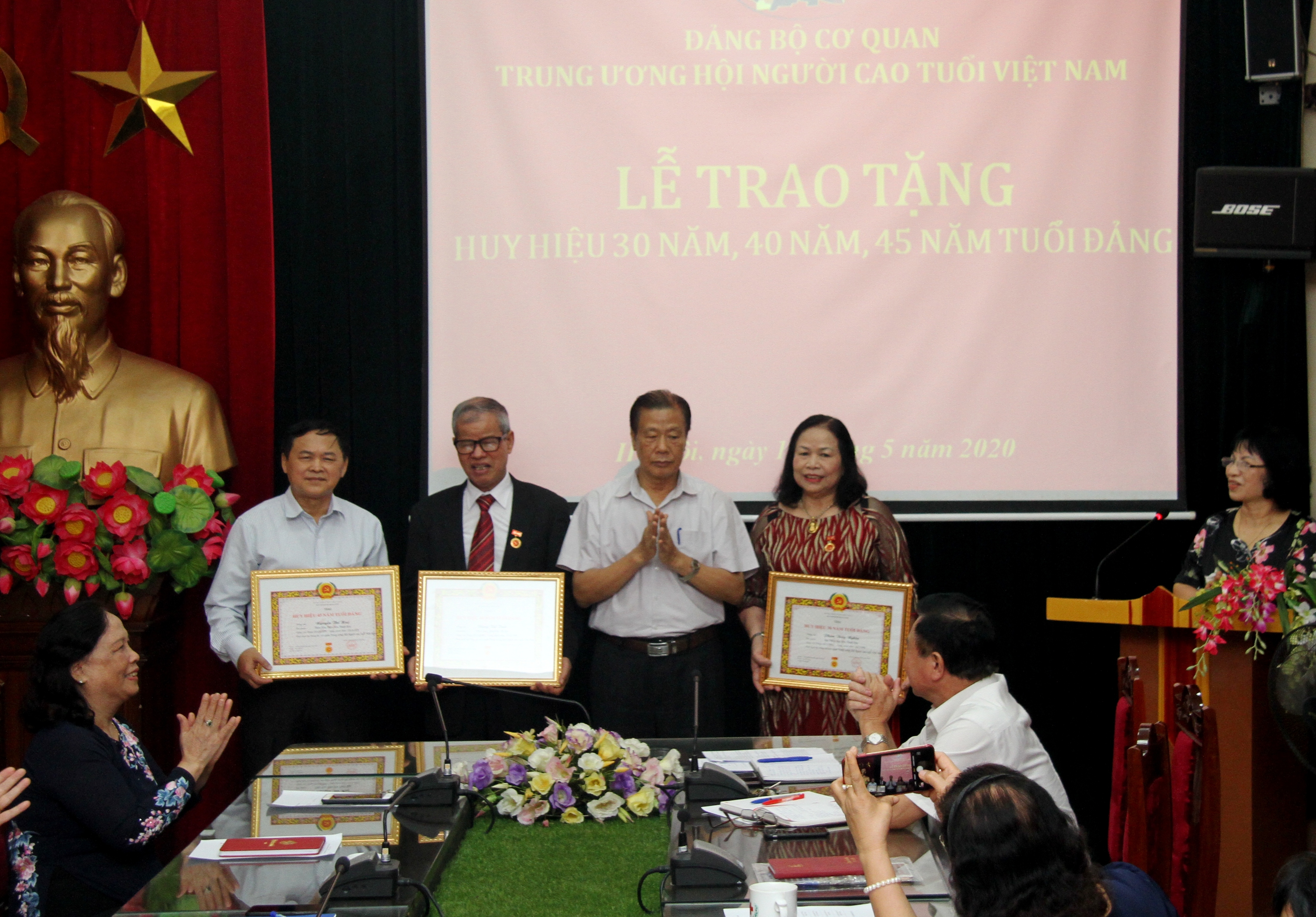 B&igrave; thư Đảng ủy Đ&agrave;m Hữu Đắc trao Huy hiệu đảng cho 3 đảng vi&ecirc;n