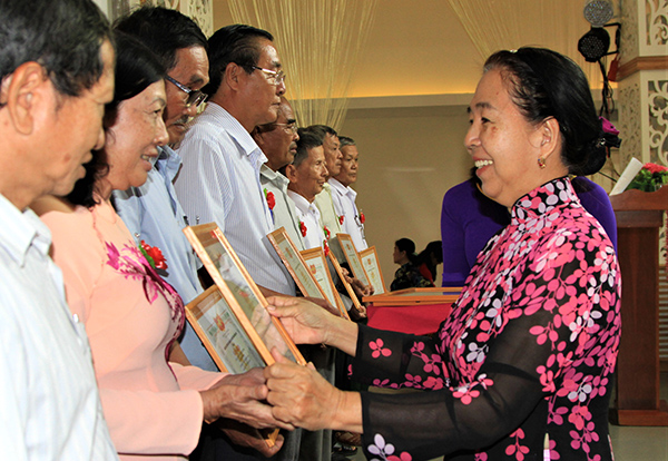 Khen thưởng c&aacute;c c&aacute; nh&acirc;n xuất sắc tỉnh Đồng Nai. Ảnh IT