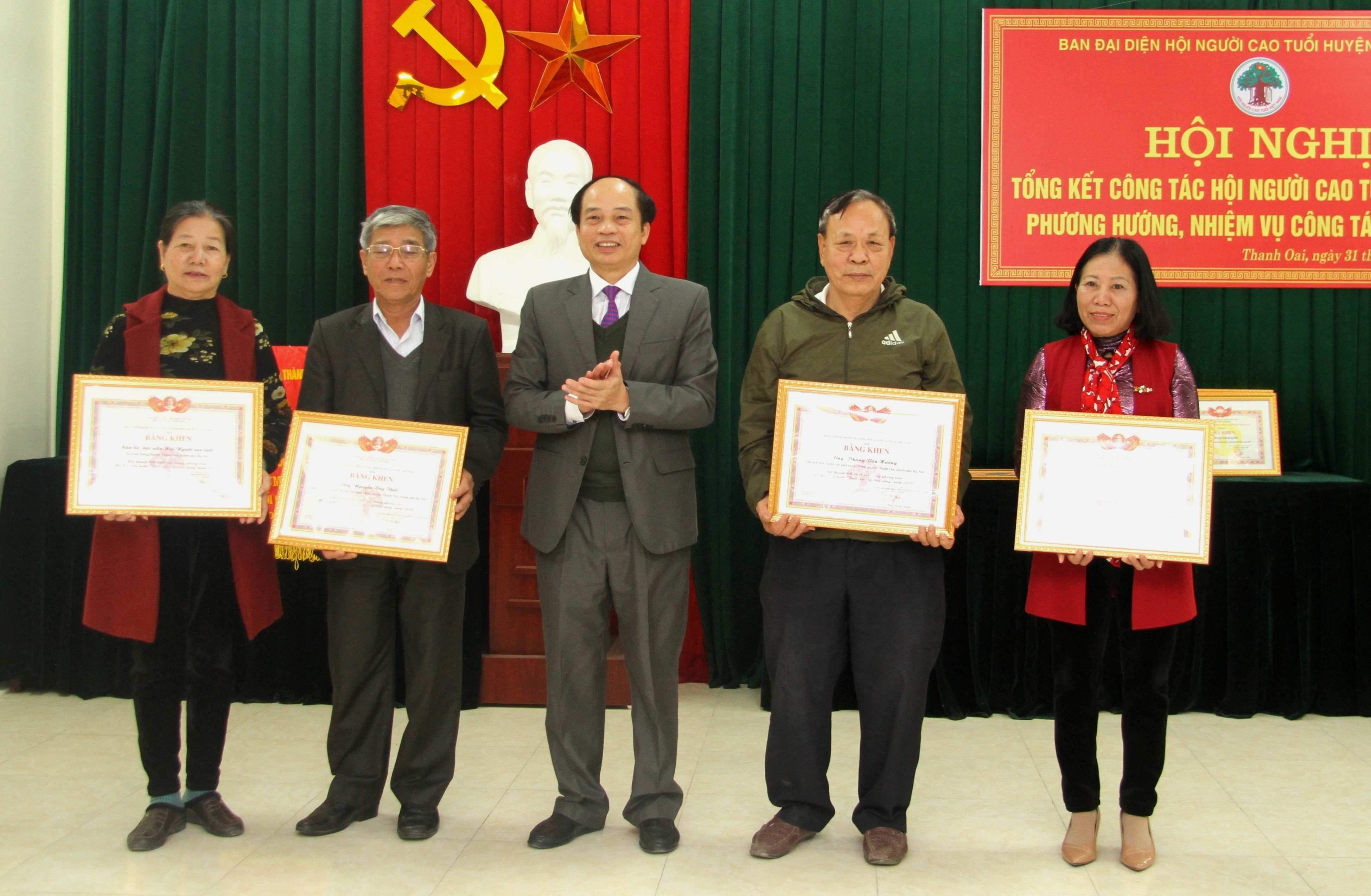 L&atilde;nh đạo huyện Thanh Oai khen thưởng c&aacute;c c&aacute; nh&acirc;n xuất sắc