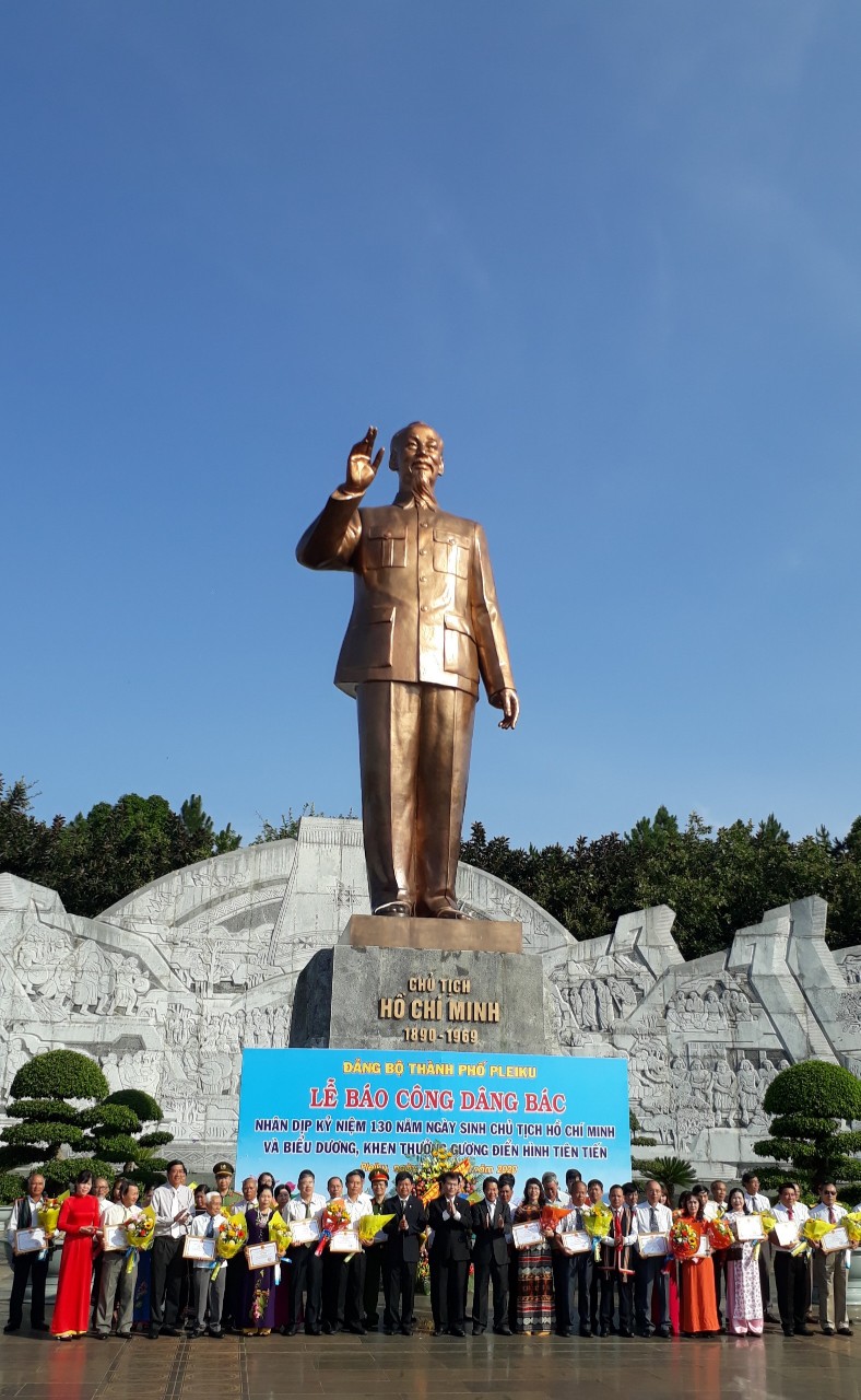 Th&agrave;nh ủy Pleiku tổ chức b&aacute;o c&ocirc;ng b&ecirc;n Tượng đ&agrave;i B&aacute;c Hồ tại Quảng trường Đại Đo&agrave;n Kết, TP Pleiku, tỉnh Gia Lai nh&acirc;n kỉ niệm 130 năm ng&agrave;y sinh của Người (19/5/1890-19/5/2020)