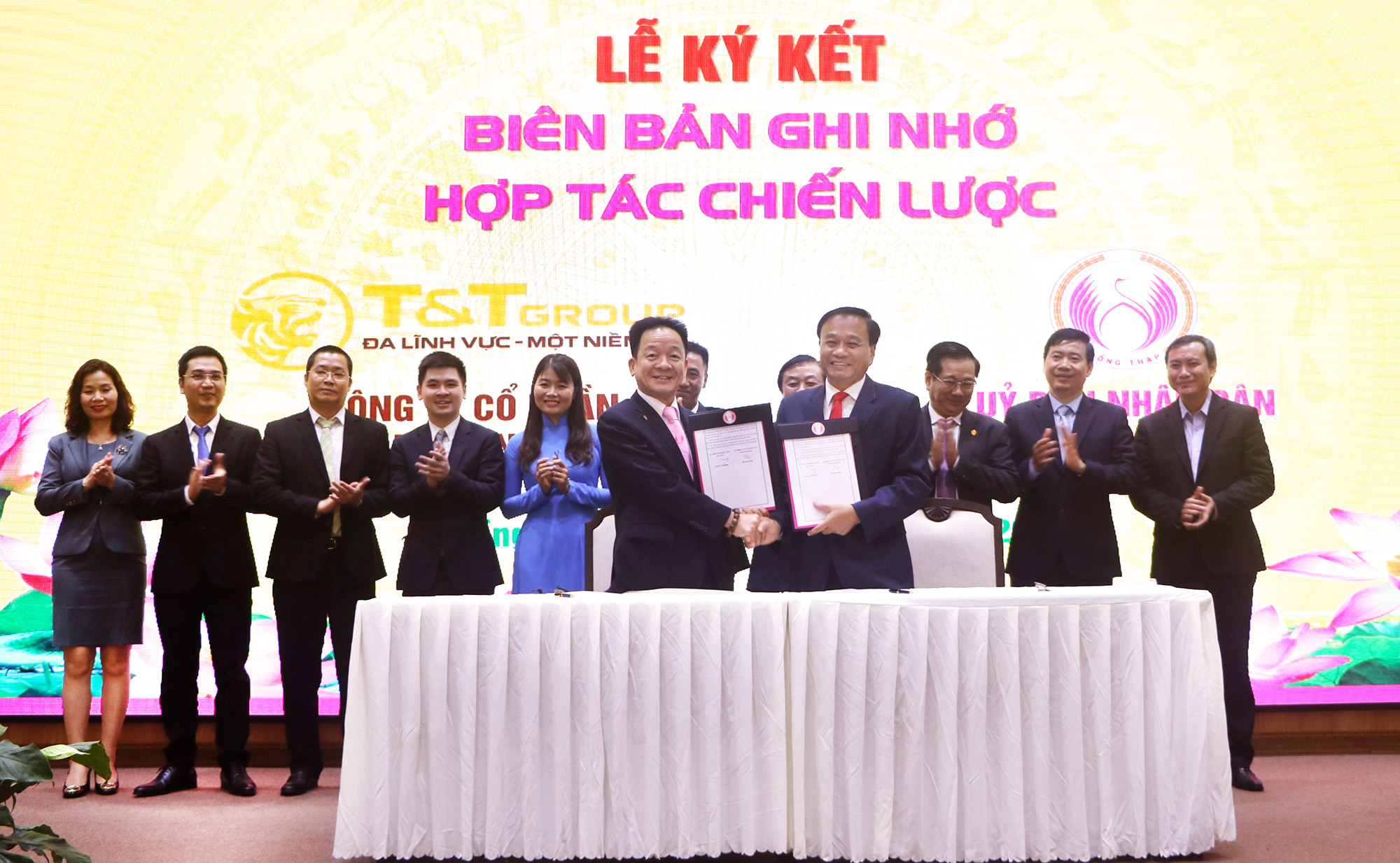 &Ocirc;ng Đỗ Quang Hiển, Chủ tịch HĐQT ki&ecirc;m Tổng Gi&aacute;m đốc Tập đo&agrave;n T&amp;T Group v&agrave; &ocirc;ng Nguyễn Văn Dương, Chủ tịch UBND tỉnh Đồng Th&aacute;p tiến h&agrave;nh k&yacute; kết thỏa thuận hợp t&aacute;c chiến lược to&agrave;n diện