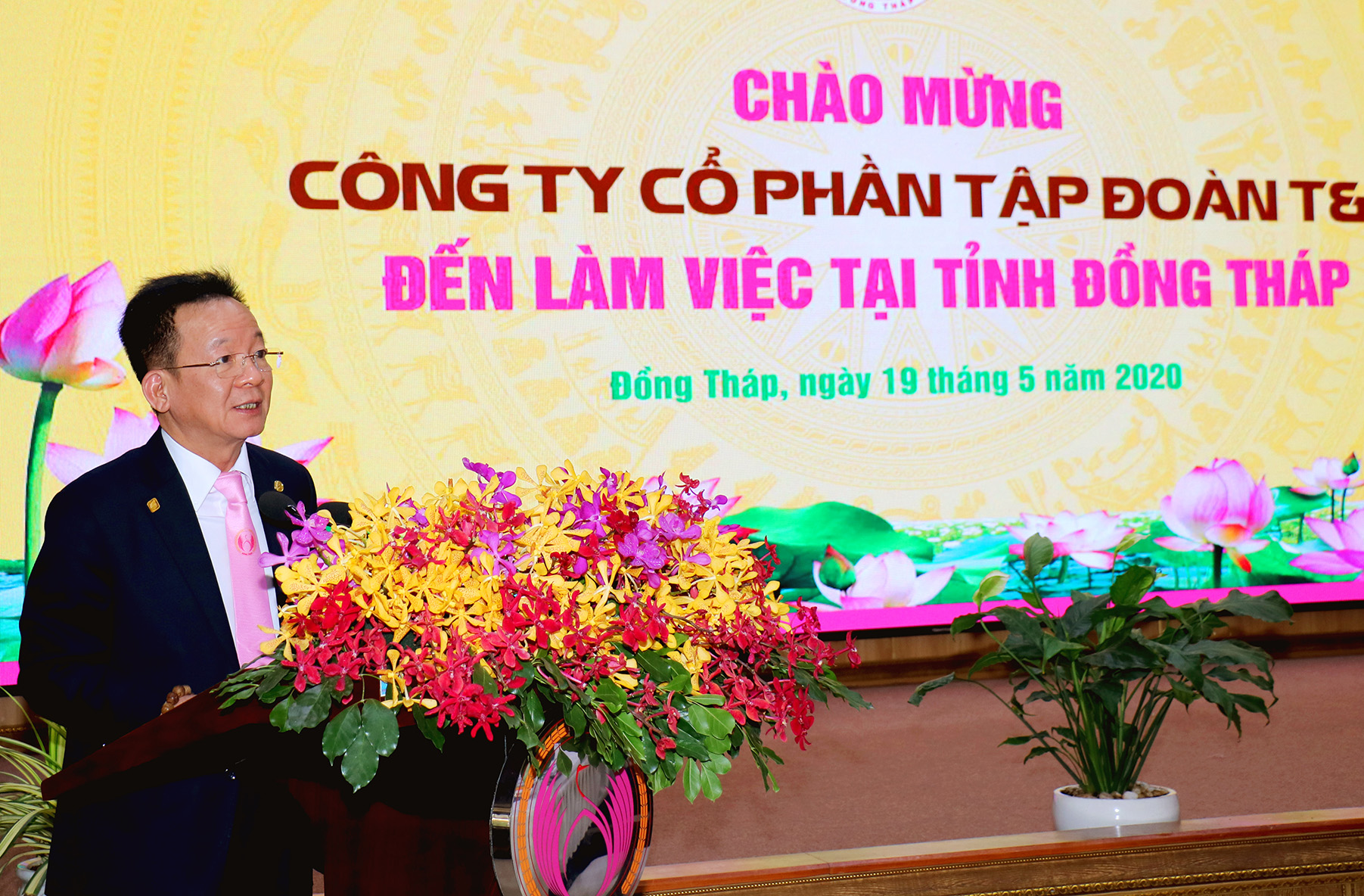 Ph&aacute;t biểu tại buổi lễ, đại diện Tập đo&agrave;n T&amp;T Group cam kết sẽ ph&aacute;t huy thế mạnh v&agrave; tiềm năng của tỉnh Đồng Th&aacute;p, g&oacute;p phần th&uacute;c đẩy ph&aacute;t triển kinh tế - x&atilde; hội của địa phương