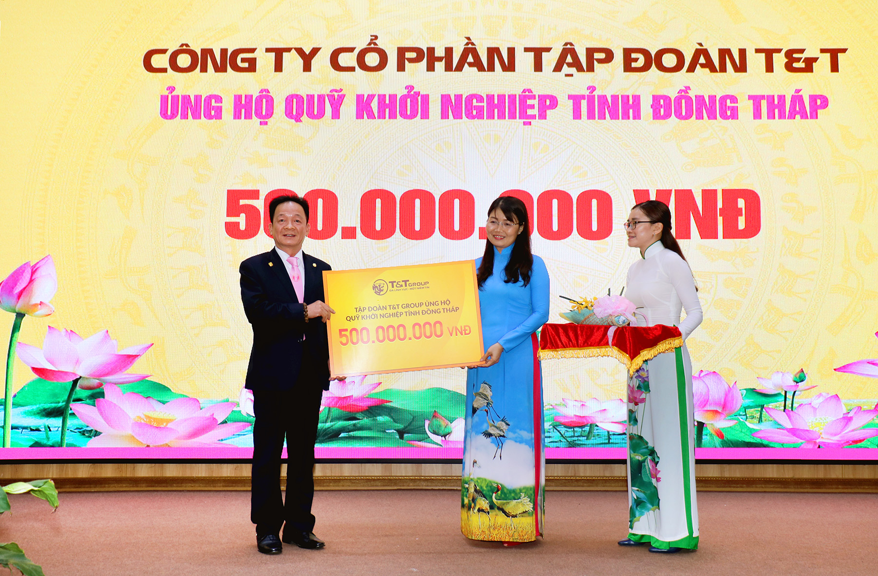 Chủ tịch HĐQT ki&ecirc;m Tổng Gi&aacute;m đốc Tập đo&agrave;n T&amp;T Group Đỗ Quang Hiển trao 500 triệu đồng ủng hộ Quỹ Khởi nghiệp của tỉnh Đồng Th&aacute;p