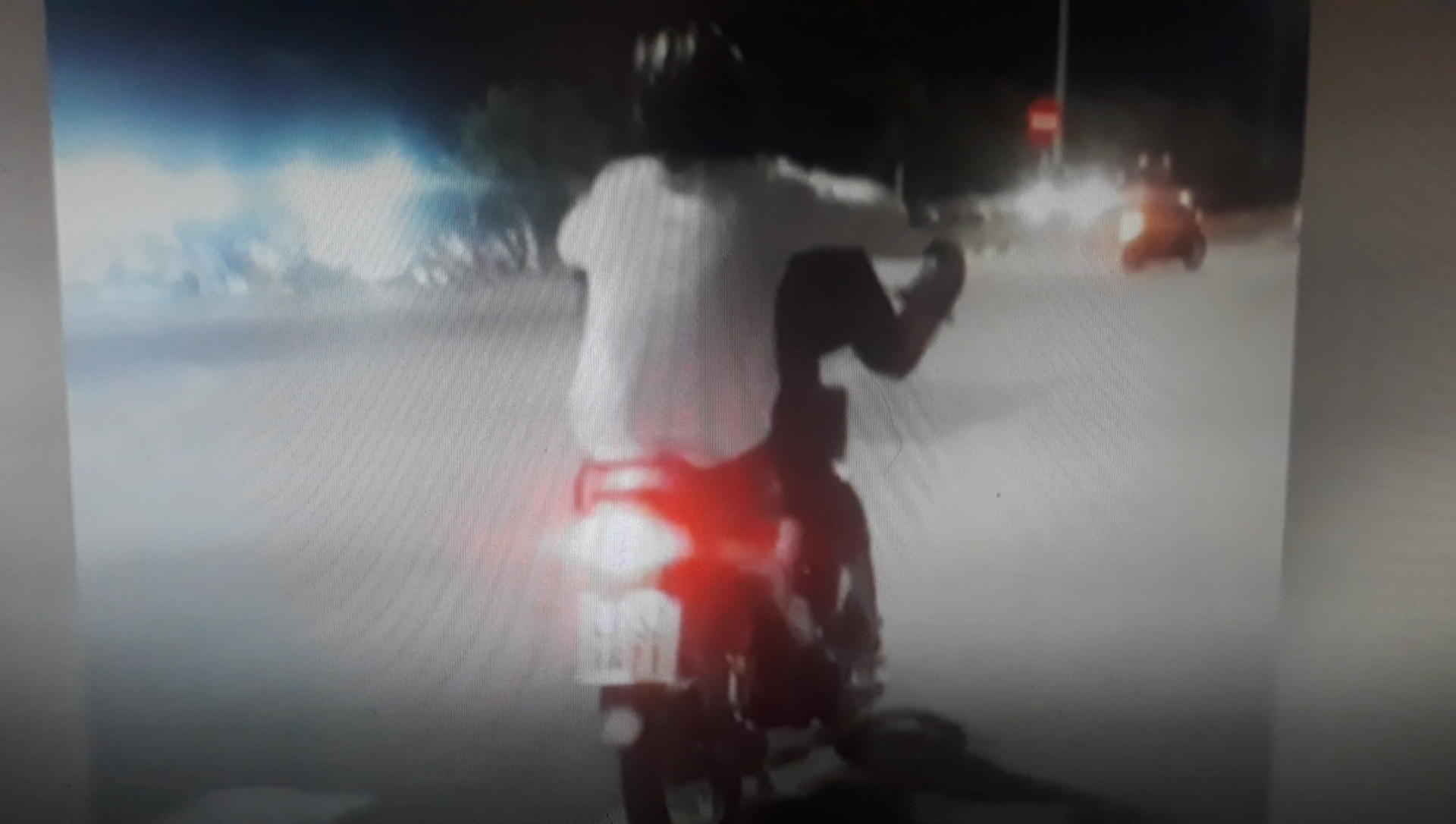 Clip lái xe bằng 2 chân nghênh ngang giữa đô thị buổi tối đông đúc