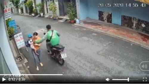 Clip Grabbike cướp điện thoại người phụ nữ bế con