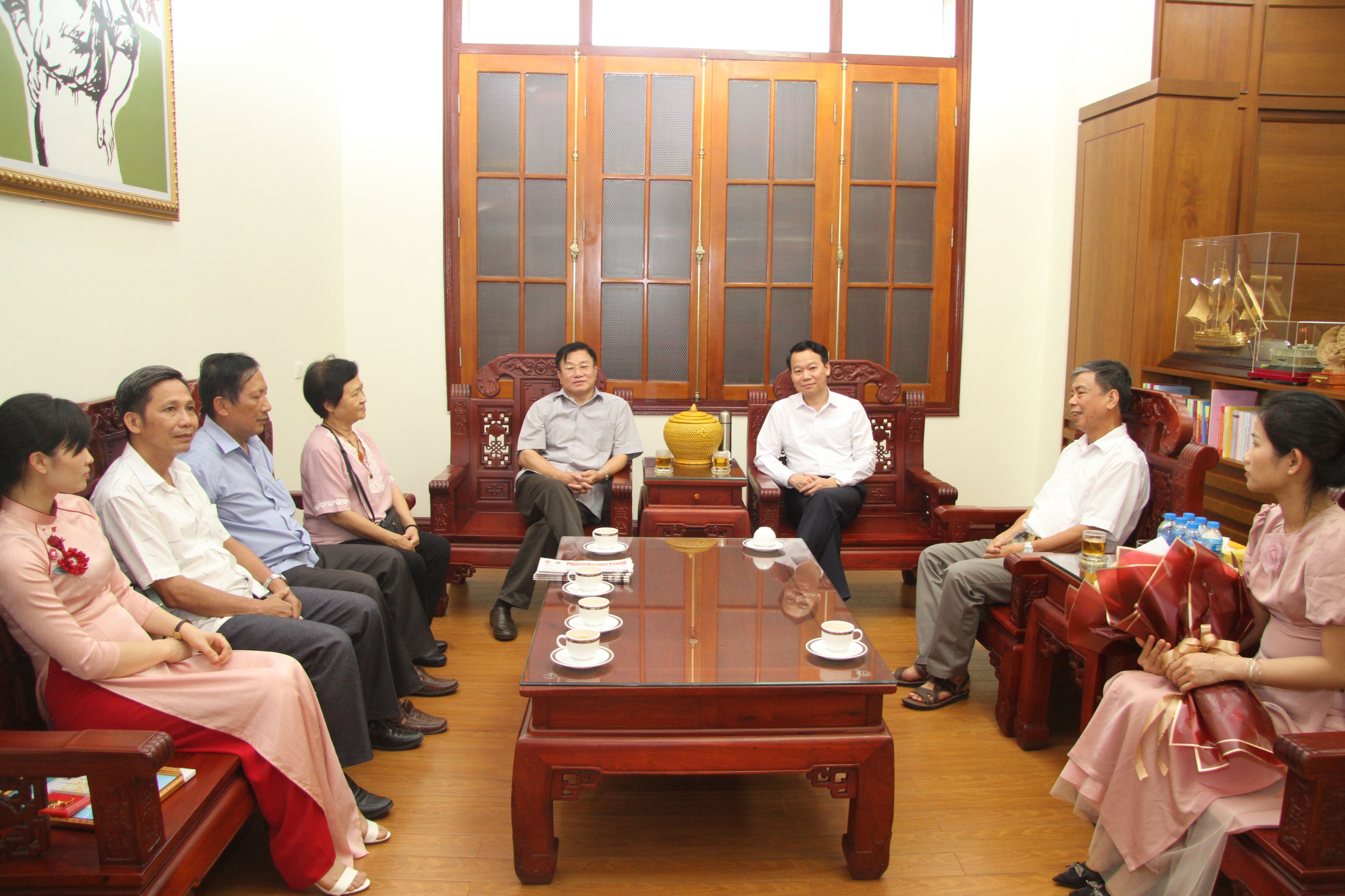 Quang cảnh buổi l&agrave;m việc