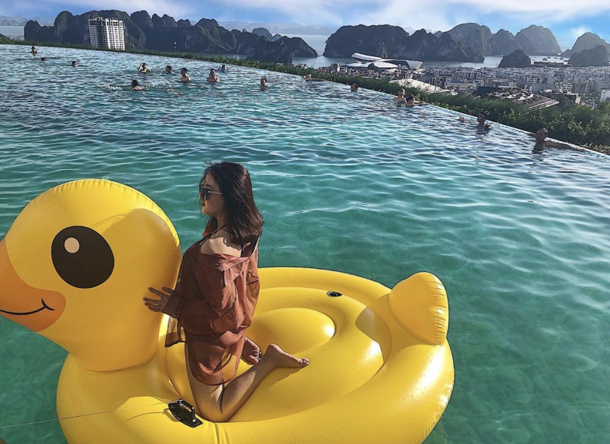 Bể bơi v&ocirc; cực của khu nghỉ dưỡng FLC Hạ Long l&agrave; địa điểm check-in độc đ&aacute;o cho c&aacute;c bạn trẻ (Insta: plna.061096)