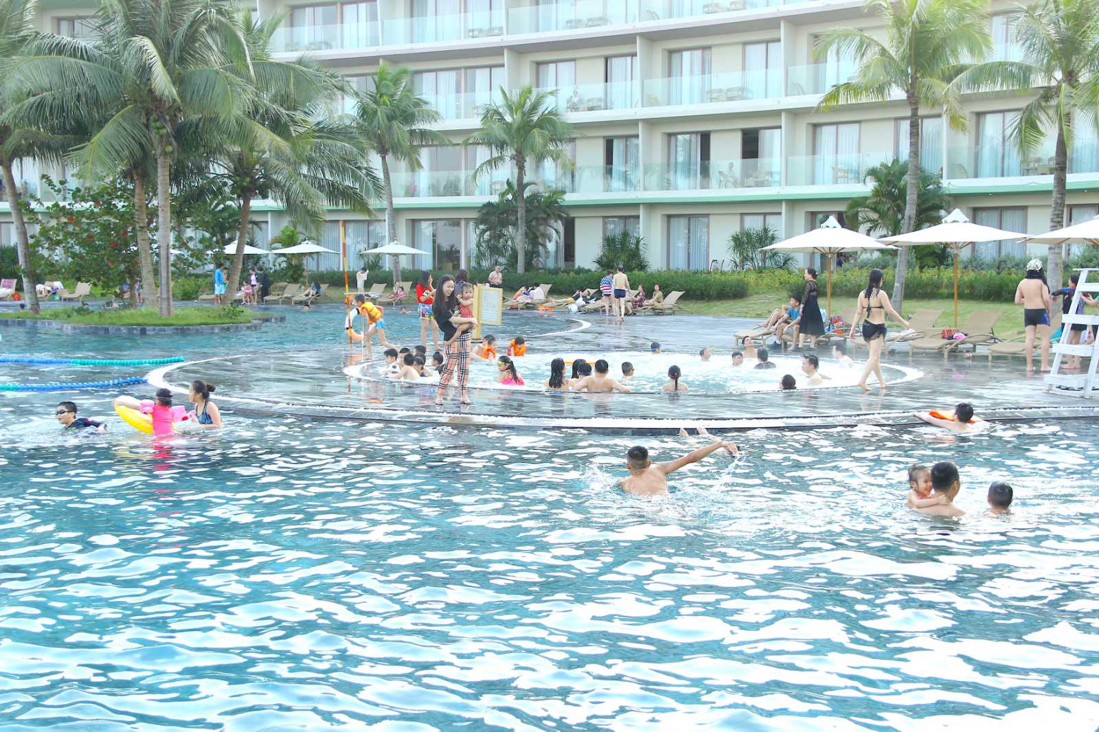 Du kh&aacute;ch vui chơi tại bể bơi khu nghỉ dưỡng FLC Sầm Sơn