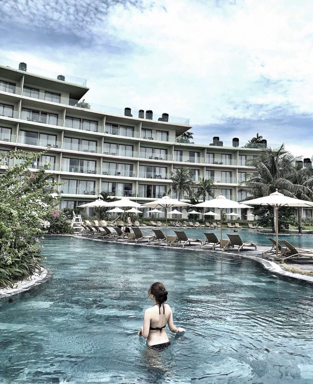 Với hơn 150 bể bơi độc đ&aacute;o, bạn sẽ c&oacute; v&ocirc; số g&oacute;c check-in đẹp ngất ng&acirc;y tại FLC Sầm Sơn (Insta: trmy.baby)