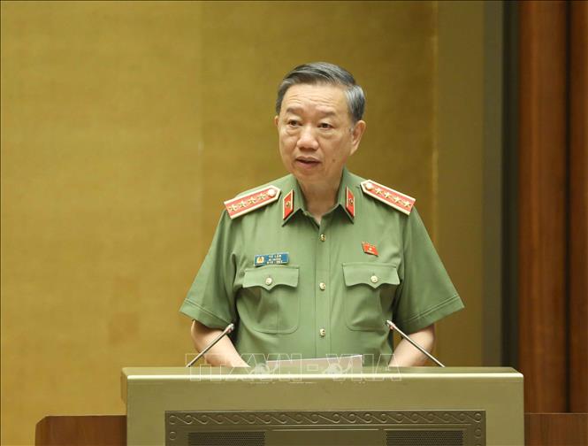 Bộ trưởng Bộ C&ocirc;ng an T&ocirc; L&acirc;m, thừa ủy quyền của Thủ tướng Ch&iacute;nh phủ tr&igrave;nh b&agrave;y Tờ tr&igrave;nh về dự &aacute;n Luật Cư tr&uacute; (sửa đổi). Ảnh: Do&atilde;n Tấn/TTXVN