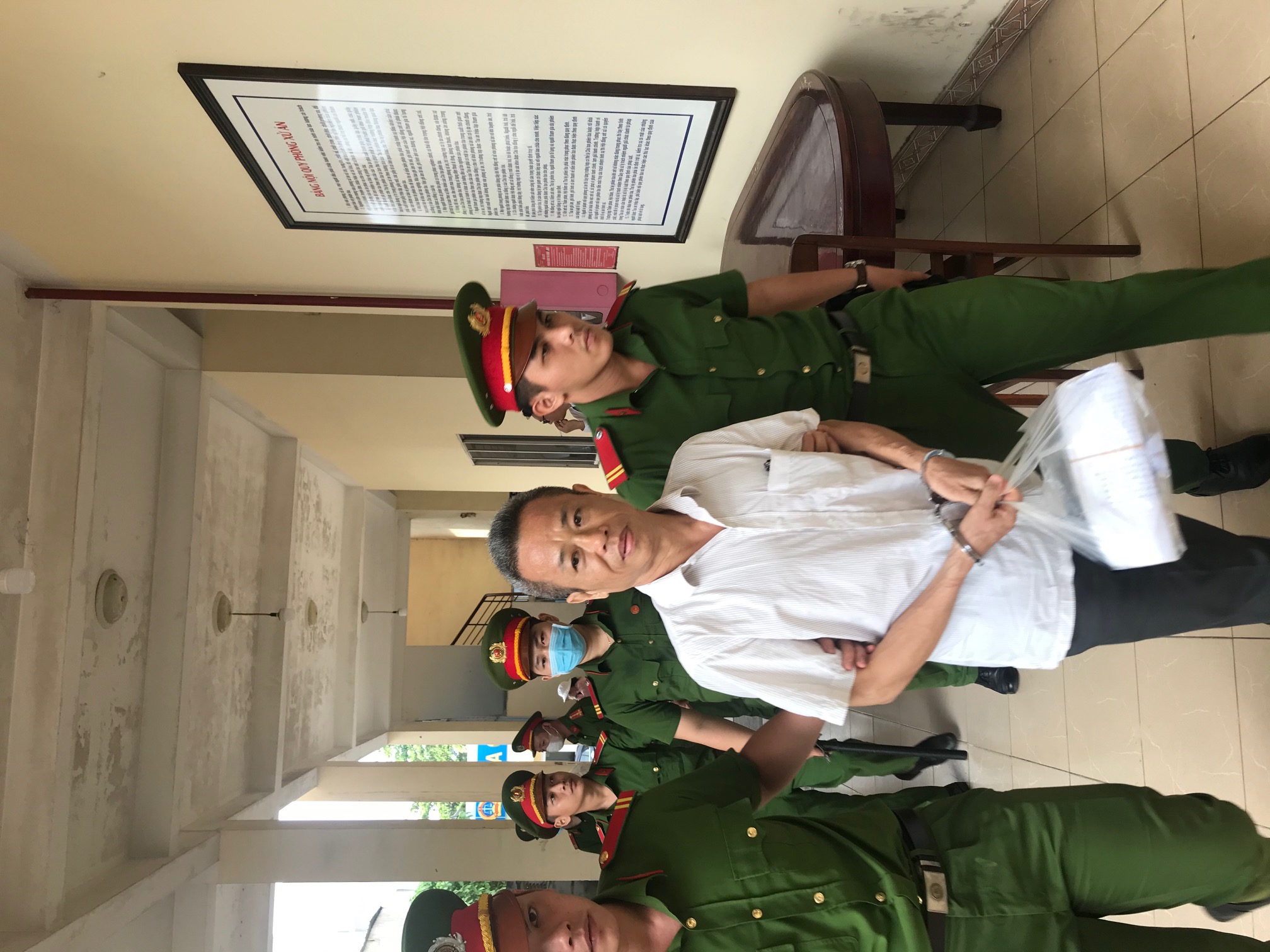 Bị c&aacute;o Nguyễn Hồng Khanh trong phi&ecirc;n x&eacute;t xử lu&ocirc;n k&ecirc;u oan, bị tr&ugrave; dập. ảnh: L.K