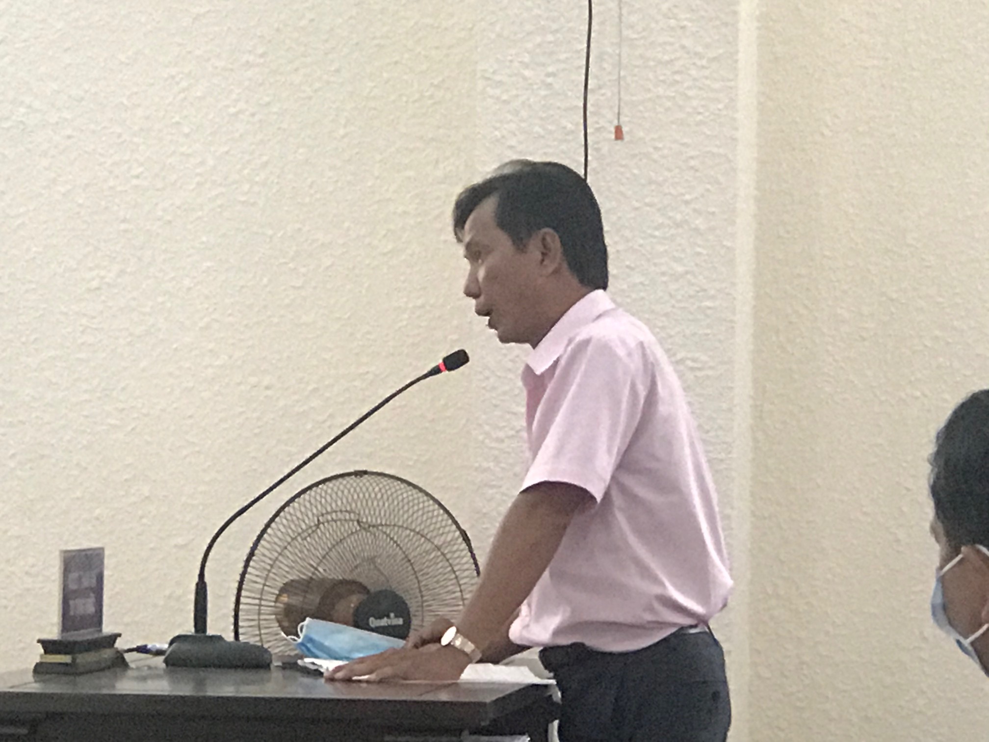 &Ocirc;ng Nguyễn Hiệp H&ograve;a con trai b&agrave; Hồ Thị Hiệp- người tố c&aacute;o &ocirc;ng Khanh v&agrave; c&aacute;n bộ ng&acirc;n h&agrave;ng o &eacute;p mẹ m&igrave;nh b&aacute;n t&agrave;i sản gi&aacute; rẻ để trục lợi tại phi&ecirc;n t&ograve;a. ảnh: L.K