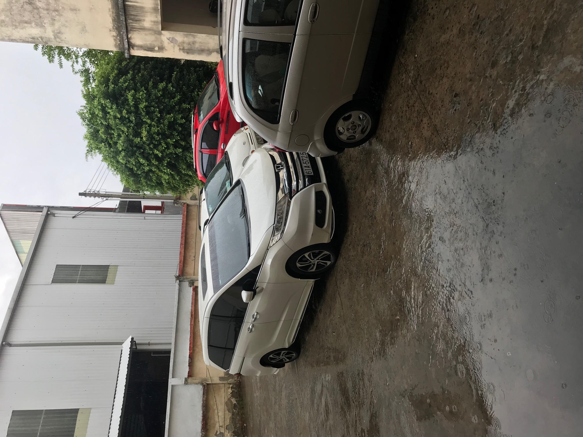 Trong khi đại diện VKSND tỉnh B&igrave;nh Dương đọc c&aacute;o trạng (s&aacute;ng 20/5) trời c&oacute; sấm chớp v&agrave; đổ mưa rất to. ảnh chụp s&acirc;n TAND tỉnh B&igrave;nh Dương.: L.K