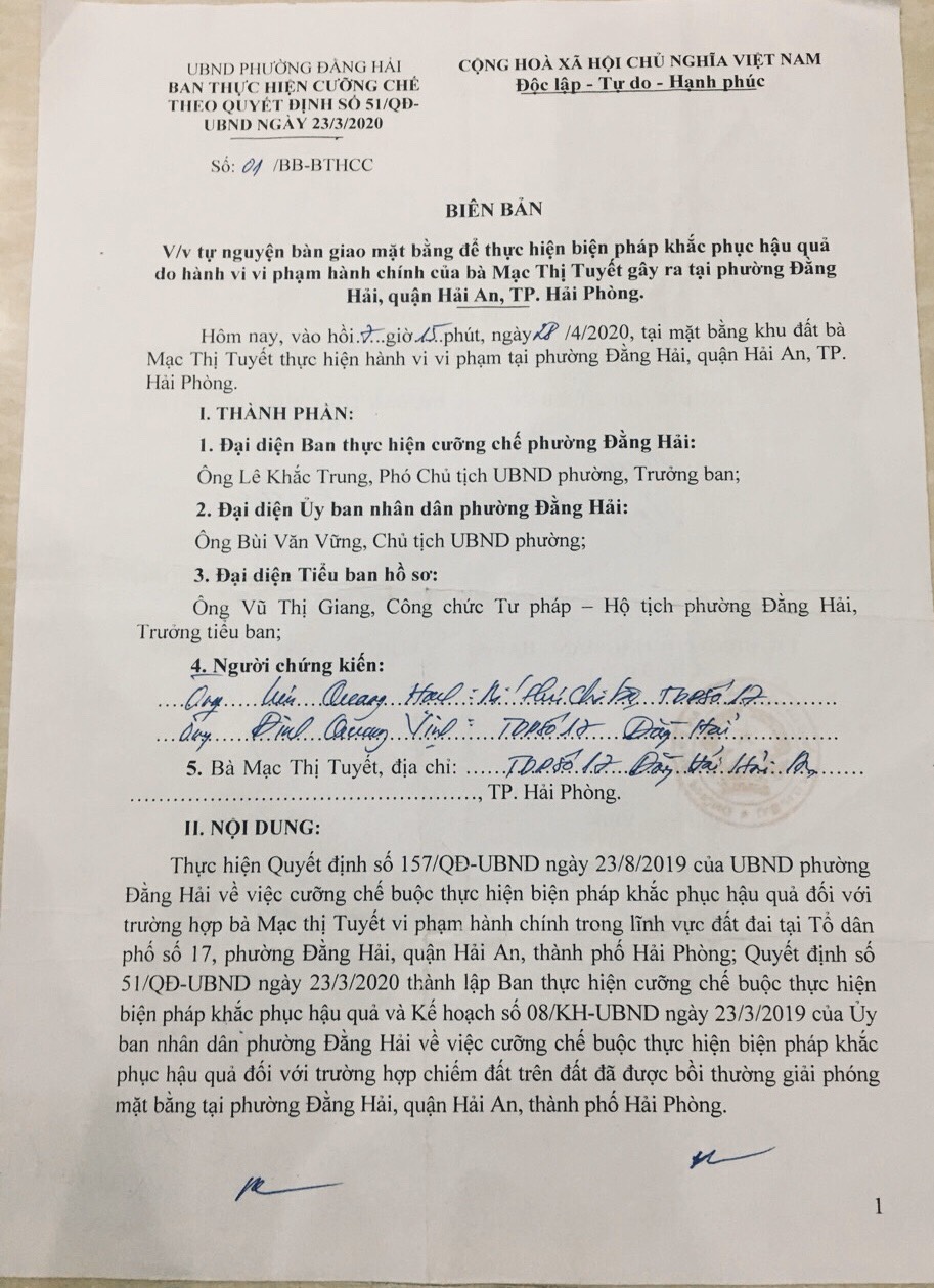 B&agrave; Mạc Thị Tuyết cho biết việc cưỡng chế ập v&agrave;o nh&agrave; d&acirc;n l&uacute;c 3h45 ph&uacute;t s&aacute;ng m&agrave; kh&ocirc;ng hề c&oacute; lệnh hay giấy tờ g&igrave; m&agrave; bắt người d&acirc;n phải b&agrave;n giao mặt bằng trước 7h30 ph&uacute;t s&aacute;ng l&agrave; vi phạm ph&aacute;p luật nghi&ecirc;m trọng