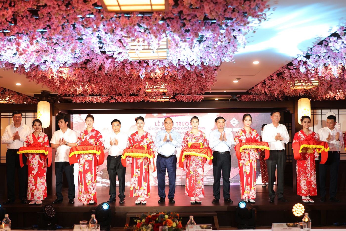 Thủ tướng Nguyễn Xu&acirc;n Ph&uacute;c cắt băng kh&aacute;nh th&agrave;nh dự &aacute;n Yoko Onsen Quang Hanh