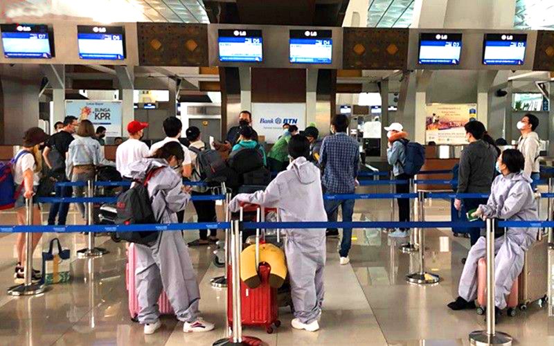 C&ocirc;ng d&acirc;n Việt Nam tại Indonesia c&oacute; nguyện vọng về nước trong đợt 1 ng&agrave;y 26/4 l&agrave;m thủ tục l&ecirc;n m&aacute;y bay tại s&acirc;n bay của Indonesia.