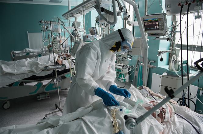 Nh&acirc;n vi&ecirc;n y tế chăm s&oacute;c bệnh nh&acirc;n mắc COVID-19 tại một bệnh viện ở Moskva, Nga ng&agrave;y 14/5/2020. Ảnh: THX