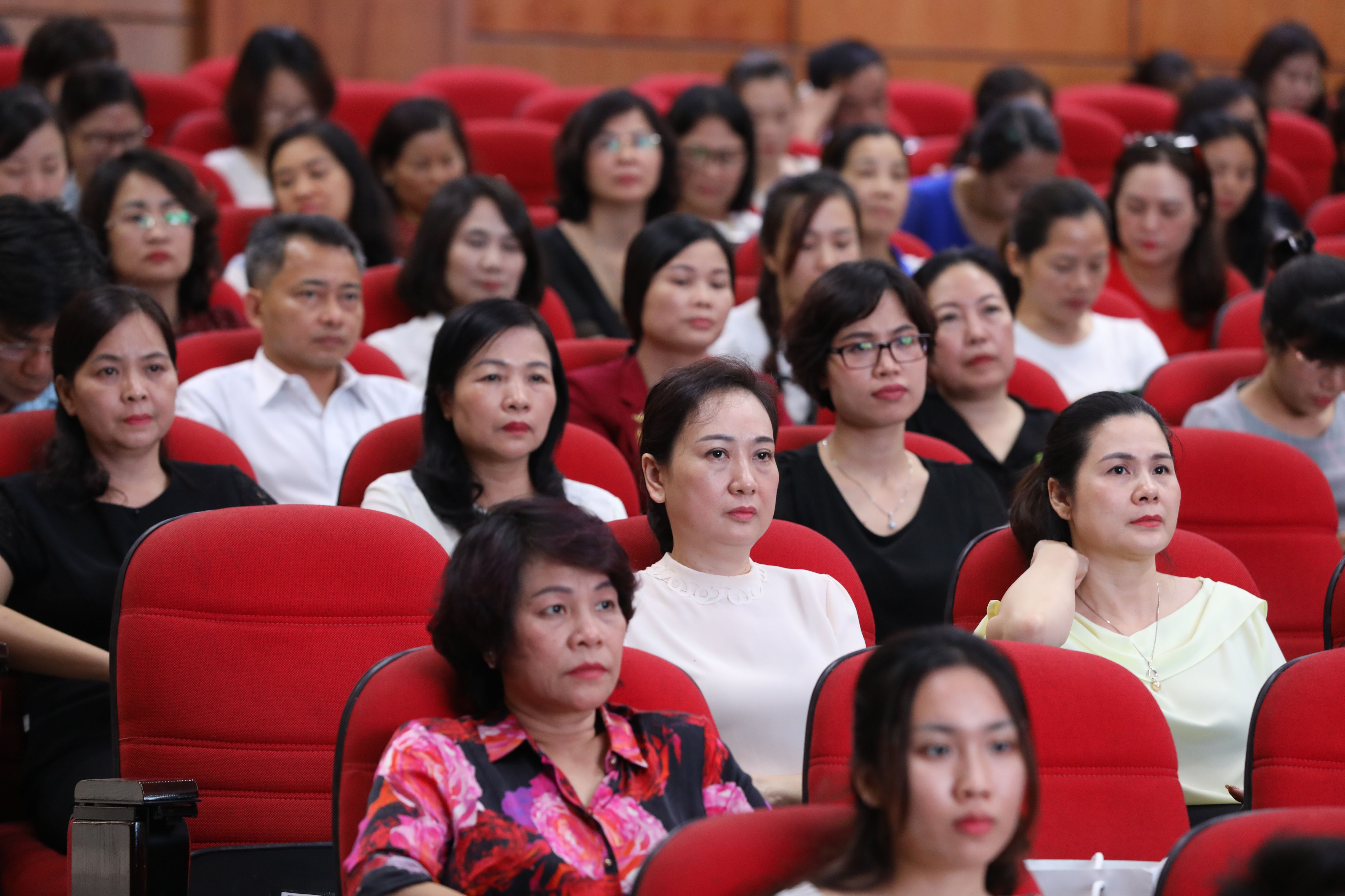 Đ&ocirc;ng đảo gi&aacute;o vi&ecirc;n v&agrave; c&aacute;n bộ gi&aacute;o dục đến tham dự chương tr&igrave;nh Hội nghị