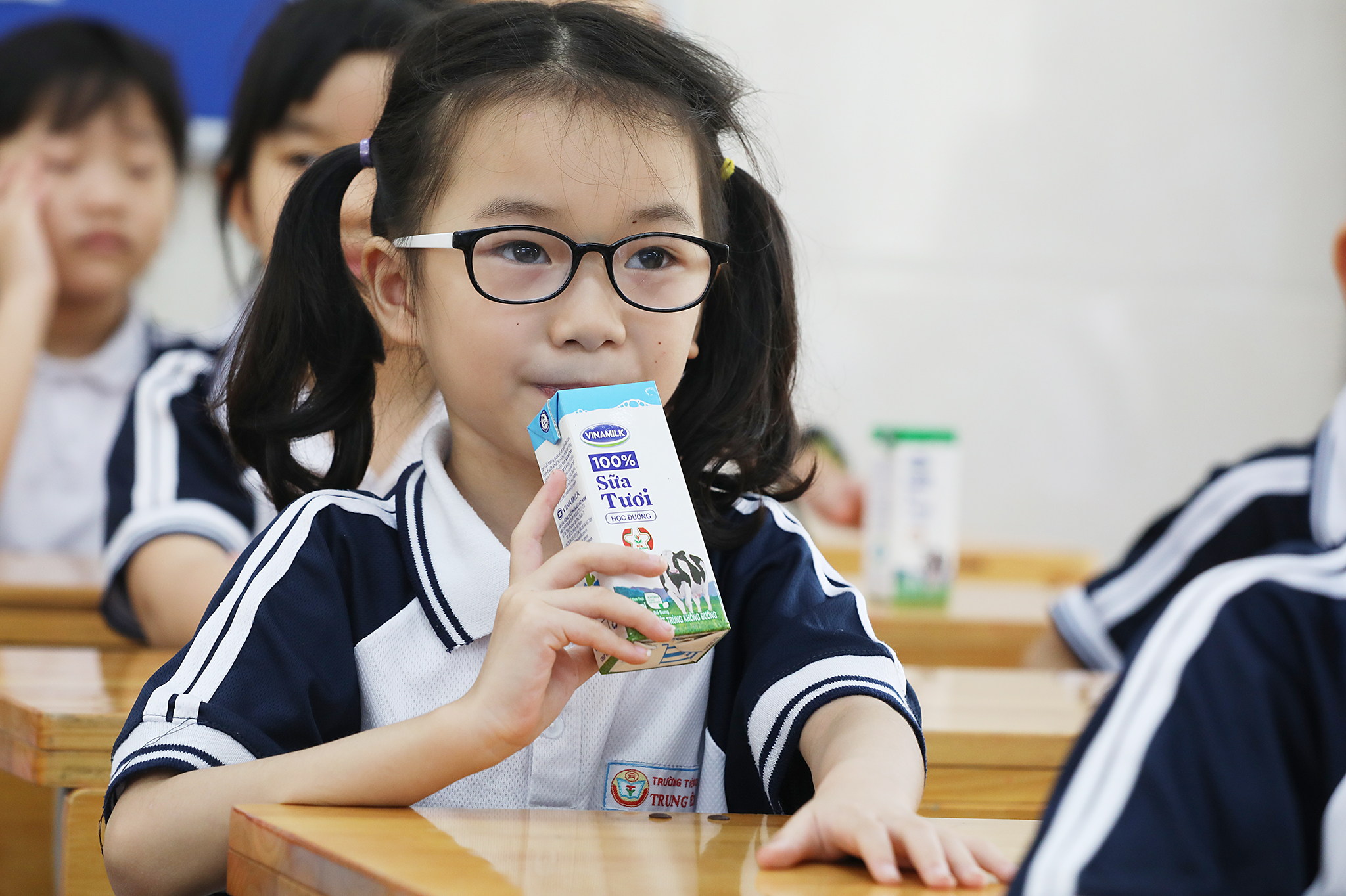 : C&aacute;c em học sinh tại HN thụ hưởng chương tr&igrave;nh Sữa học đường ngay khi đi học lại sau thời gian gi&atilde;n c&aacute;ch do dịch Covid-19