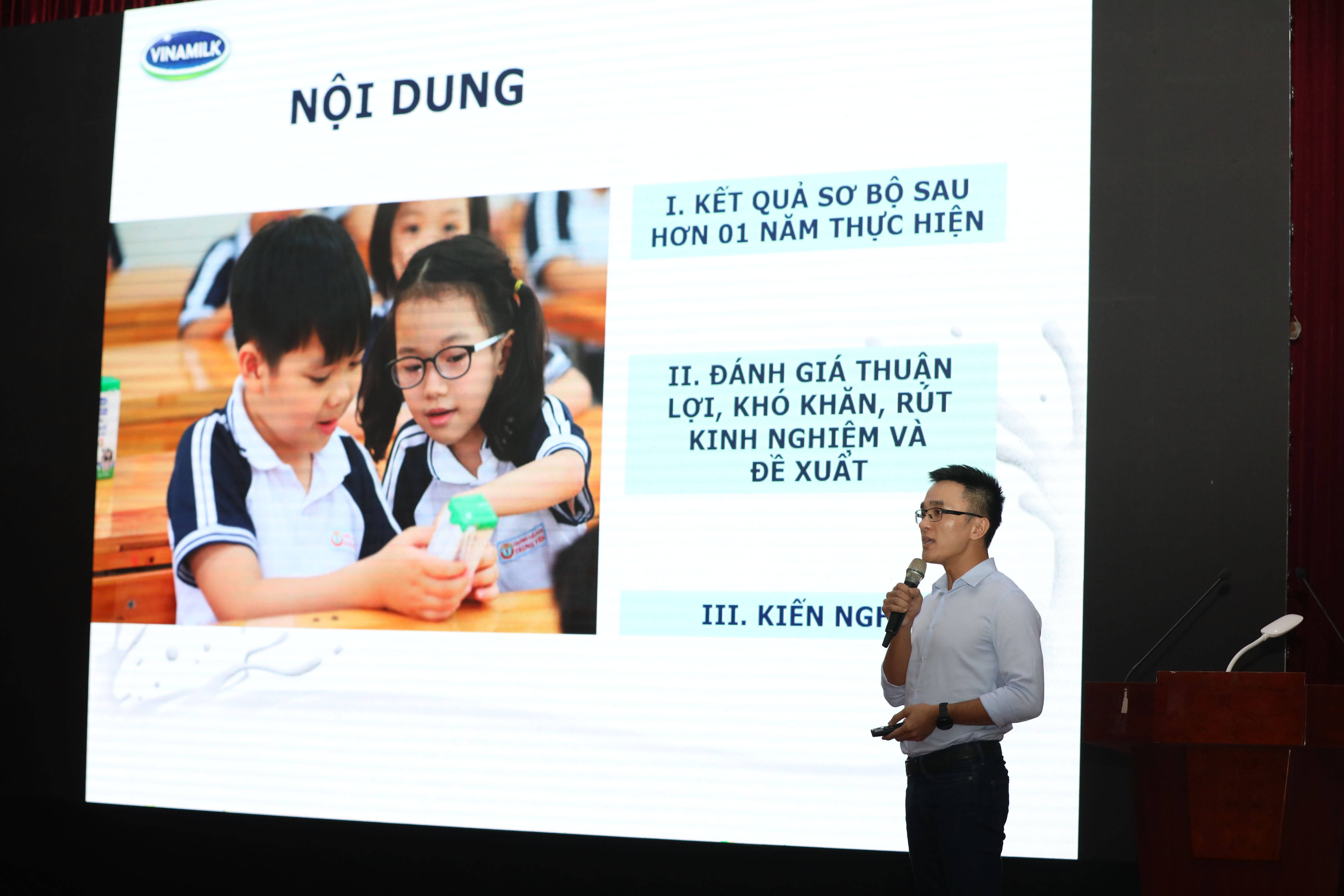 &Ocirc;ng Nguyễn Quang Th&aacute;i, Gi&aacute;m đốc Ph&aacute;t triển Hoạt động Cộng đồng Vinamilk b&aacute;o c&aacute;o về việc triển khai chương tr&igrave;nh sữa học đường trong thời gian vừa qua tại H&agrave; Nội