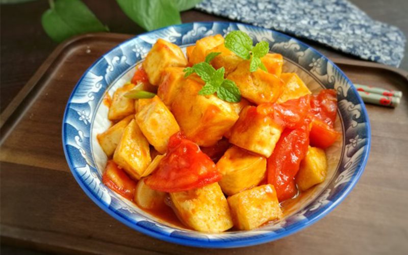 Đậu phụ: Vị ngọt, m&aacute;t c&oacute; t&aacute;c dụng thanh nhiệt, nhuận t&aacute;o, bổ trung, giải độc v&agrave; sinh nước bọt. Đậu phụ dễ chế biến, d&ugrave;ng ăn sống hay kho với bột nghệ, r&aacute;n hoặc nhồi thịt, sốt hoặc nấu canh với c&agrave; chua đơn giản dễ l&agrave;m.