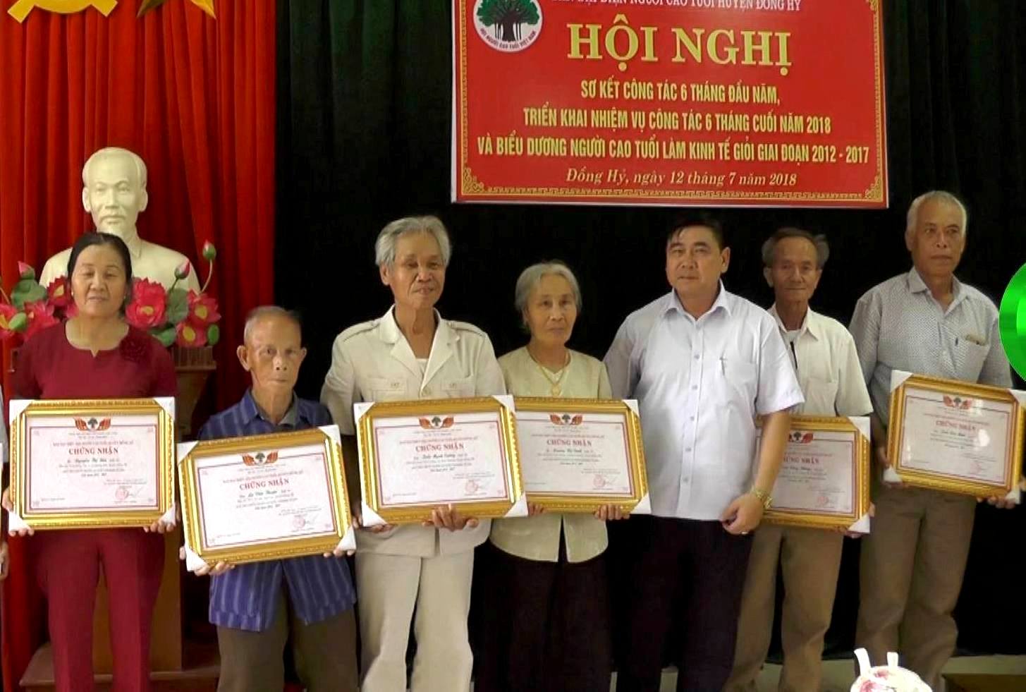 Nhiều NCT tỉnh Th&aacute;i Nguy&ecirc;n được khen thưởng
