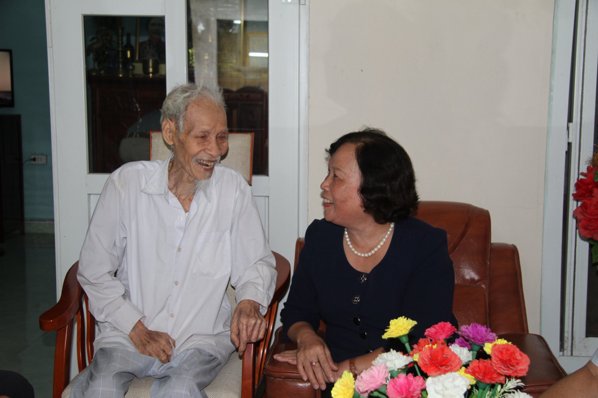 Chủ tịch Phạm Thị Hải Chuyền thăm, tặng qu&agrave; NCT tỉnh Quảng Ninh