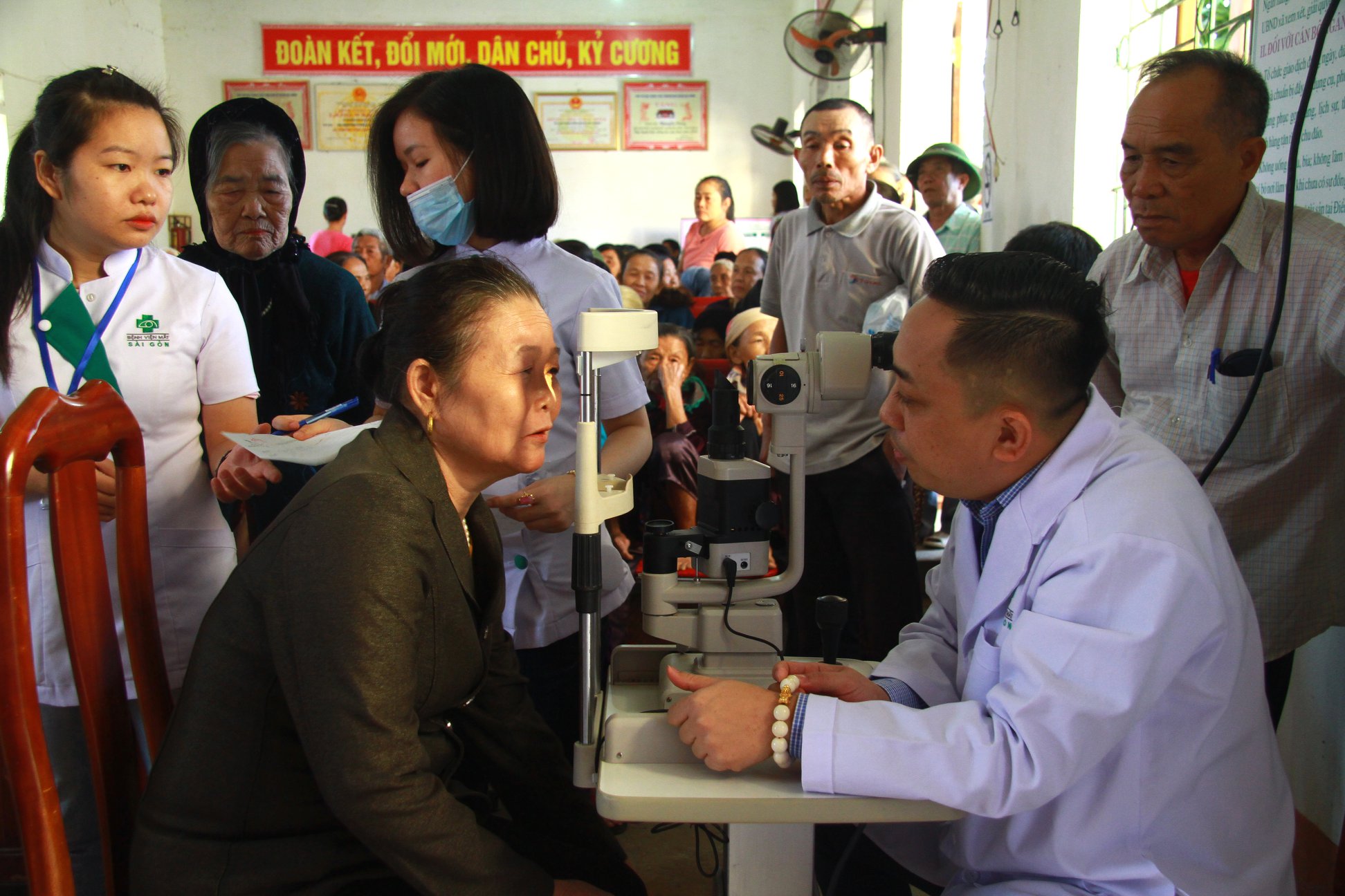 Kh&aacute;m mắt cho NCT tại tỉnh Nghệ An