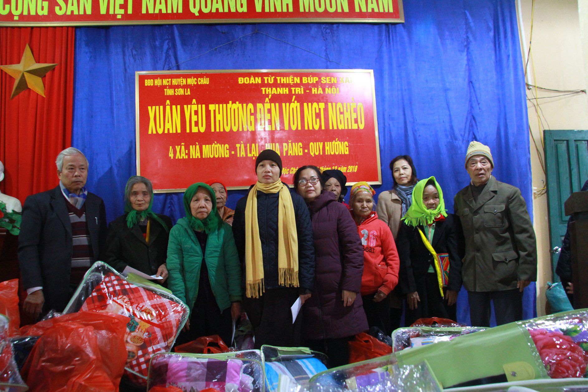 Tặng qu&agrave; NCT ngh&egrave;o huyện Mộc Ch&acirc;u, tỉnh Sơn La