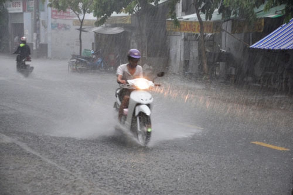 Dự b&aacute;o thời tiết ng&agrave;y 26/5: Miền Bắc mưa d&ocirc;ng, miền Trung c&oacute; nơi tr&ecirc;n 38 độ