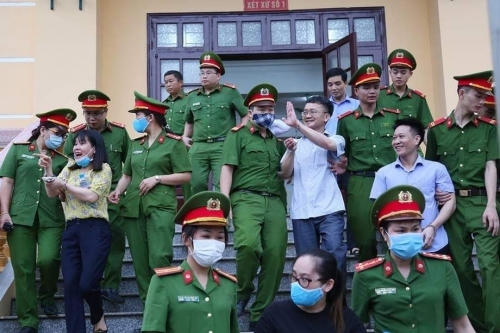 Hậu họa từ những cán bộ “gù lành lặn”